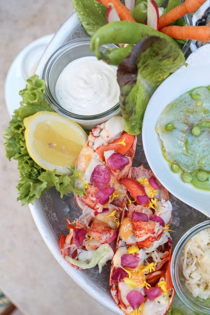 Plateau med hummer serveret på is med syltet hybenrose og mild sort pebermayonnaise hos Restaurant L’Alsace i København.