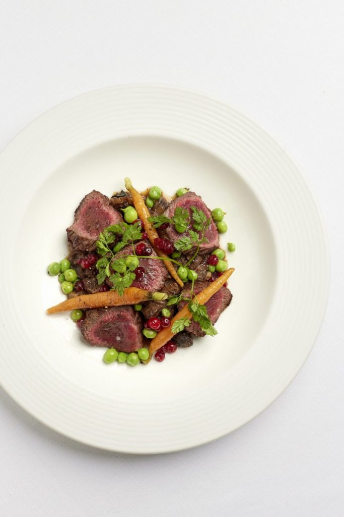 Stegt filet og ragu af dåkalv med kastanjer, Karl Johan-svampe, grøntsager og fyldig sauce – serveret som del af det alsaciske menukort på Restaurant L’Alsace.