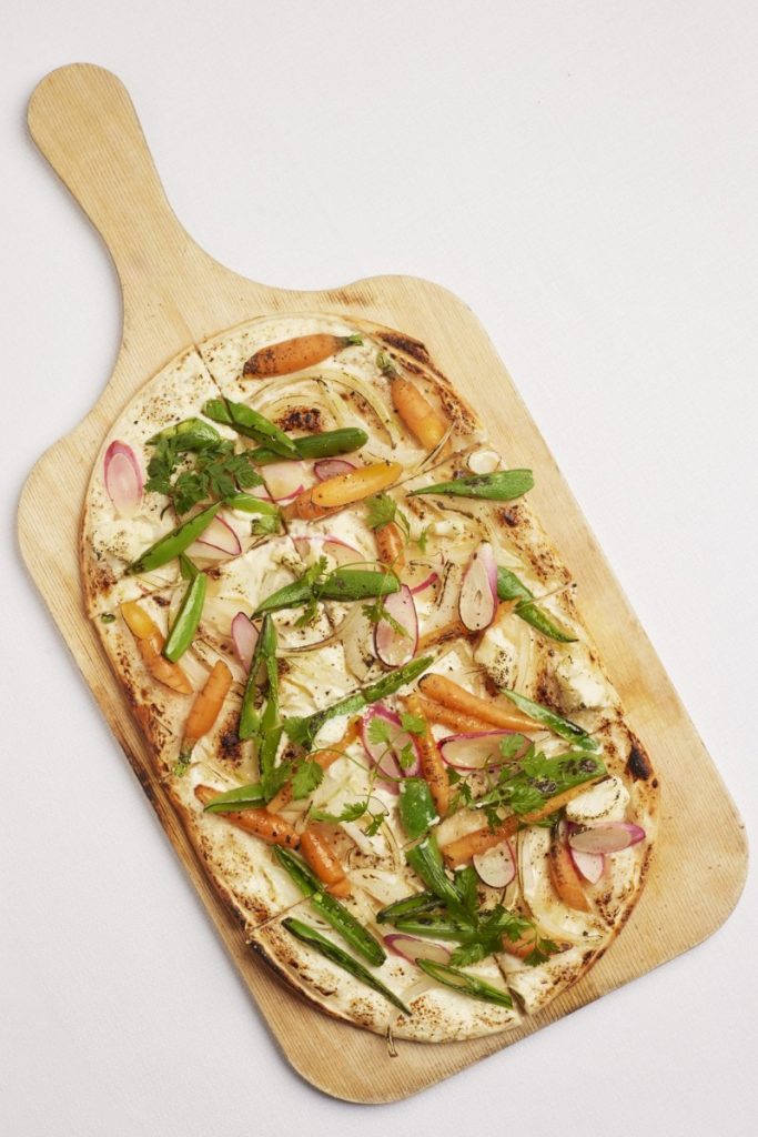 Tarte flambée (flammekuechen), den klassiske alsaciske specialitet med tynd sprød bund, bagt ved høj varme og serveret i traditionel stil hos Restaurant L’Alsace i København.